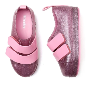 Com o Go Sneaker Rosa com Glitter da Mini Melissa